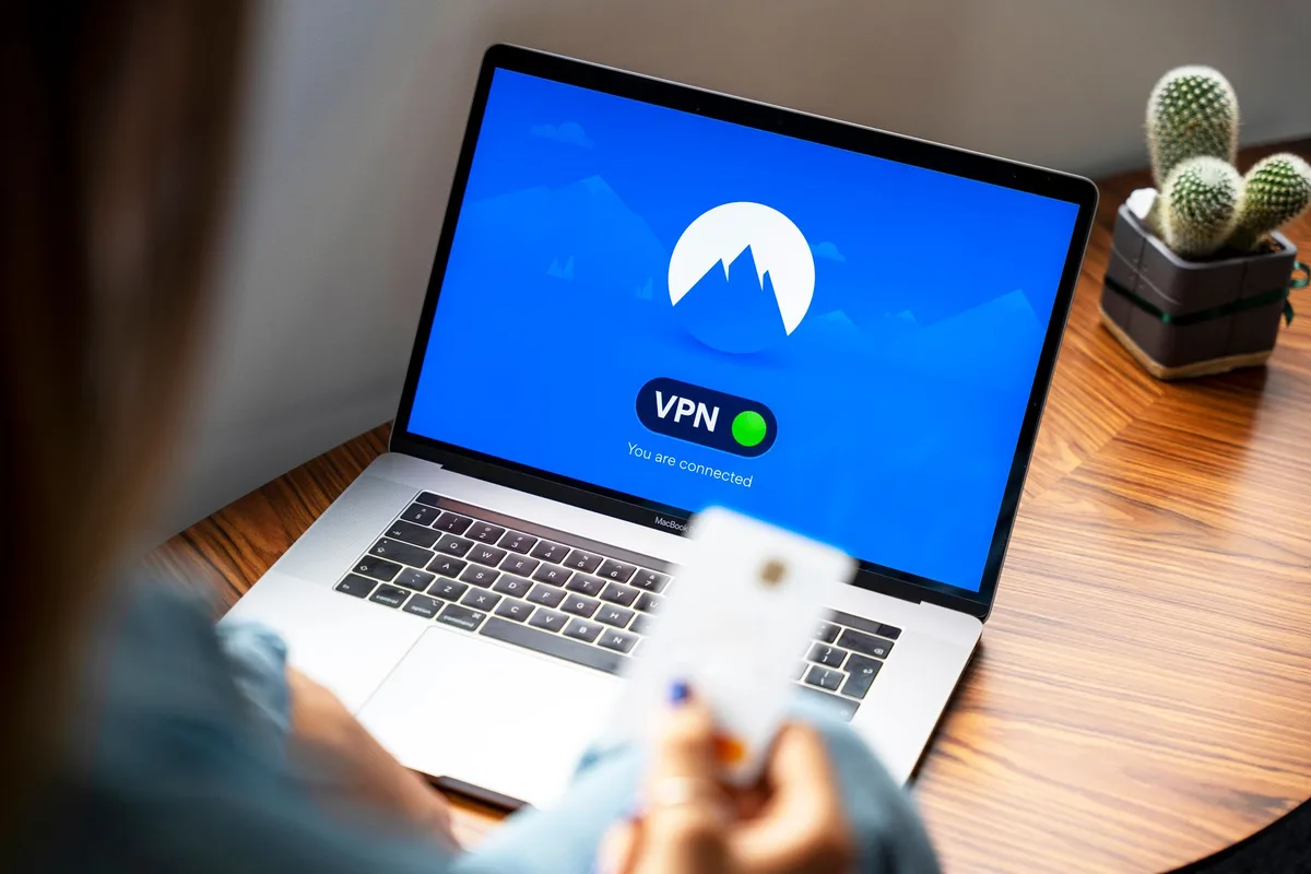 Connexion à un réseau Wi-Fi public sur une tablette avec icône de cadenas