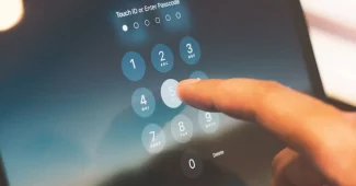 Mains tenant une tablette avec symbole de cadenas et icônes de sécurité numérique