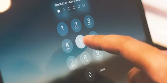 Mains tenant une tablette avec symbole de cadenas et icônes de sécurité numérique