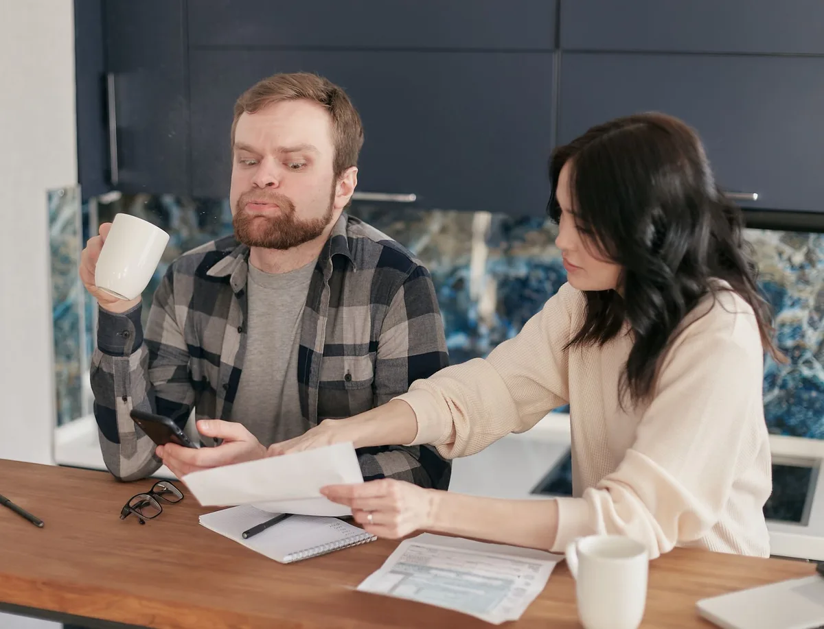 Famille discutant de ses finances et du pouvoir d'achat avec des documents administratifs