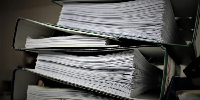Dossiers administratifs et documents de politique familiale sur un bureau avec calculatrice