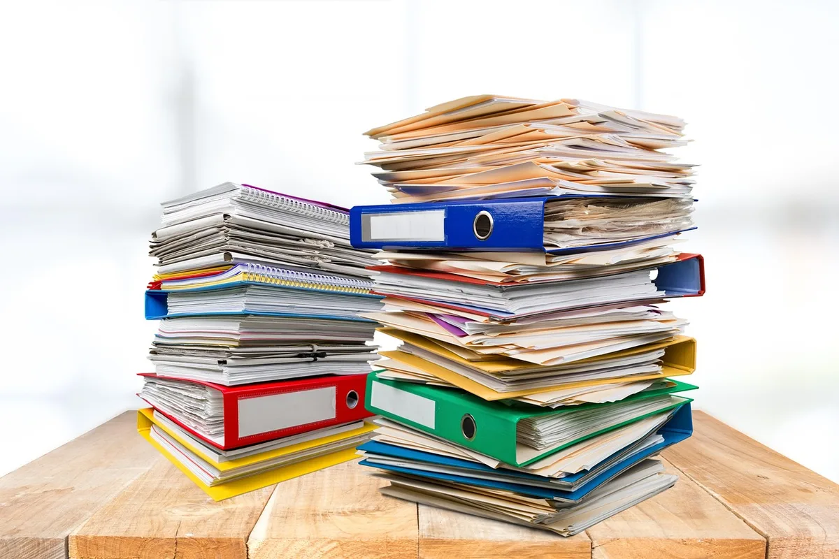 Classement de documents comptables et factures sur un bureau