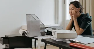 Entrepreneur travaillant sur des documents et calculs pour la gestion de son entreprise individuelle