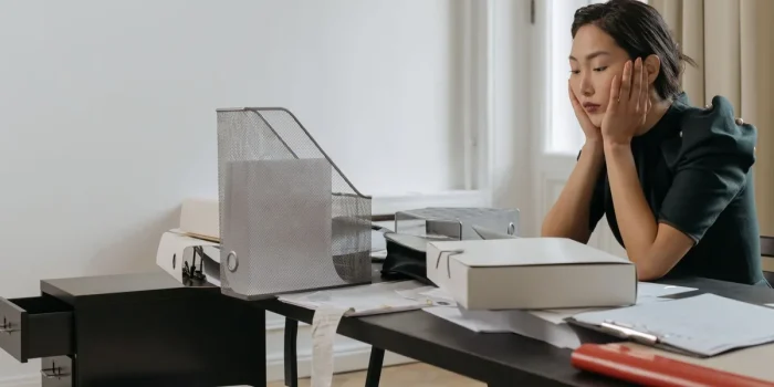 Entrepreneur travaillant sur des documents et calculs pour la gestion de son entreprise individuelle