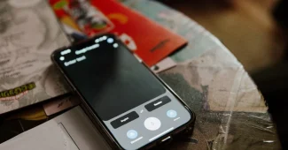 Mains tenant un smartphone avec l'interface d'enregistrement d'écran et le panneau de notifications visible
