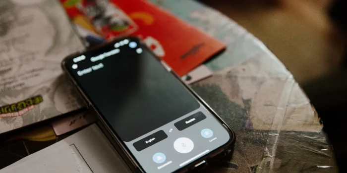 Mains tenant un smartphone avec l'interface d'enregistrement d'écran et le panneau de notifications visible
