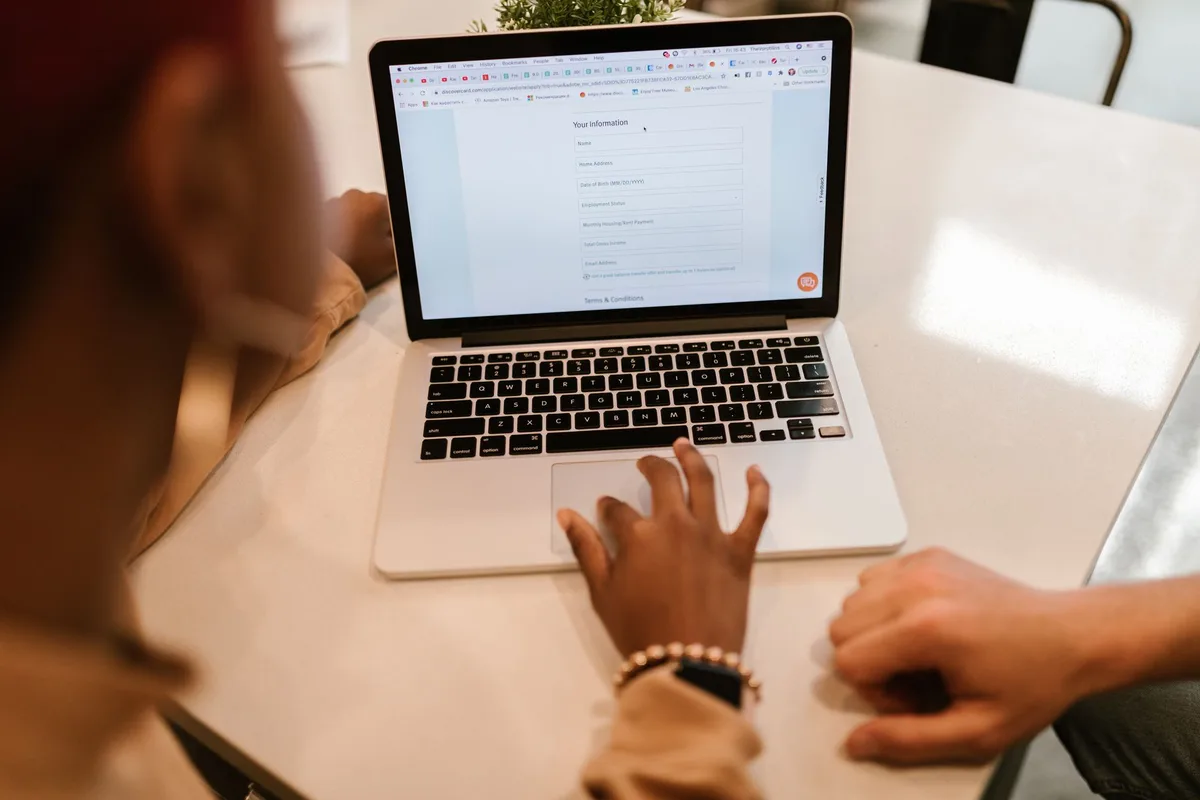 Formulaire d'inscription en ligne pour micro-entreprise sur ordinateur