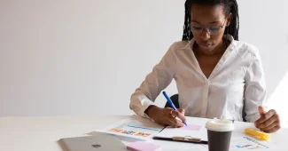 Espace de travail d'entrepreneur avec registre, calculatrice et documents d'immatriculation