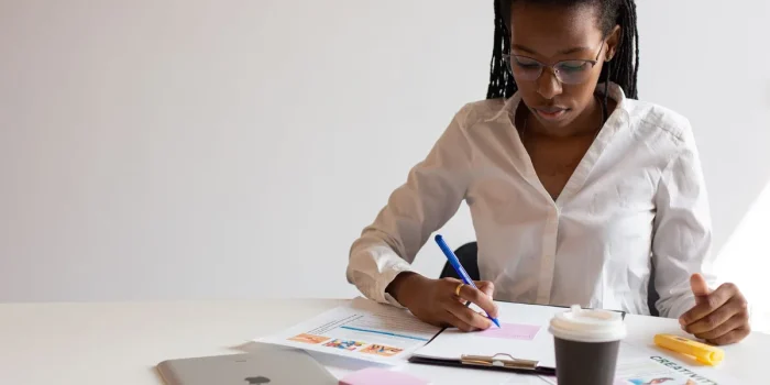 Espace de travail d'entrepreneur avec registre, calculatrice et documents d'immatriculation