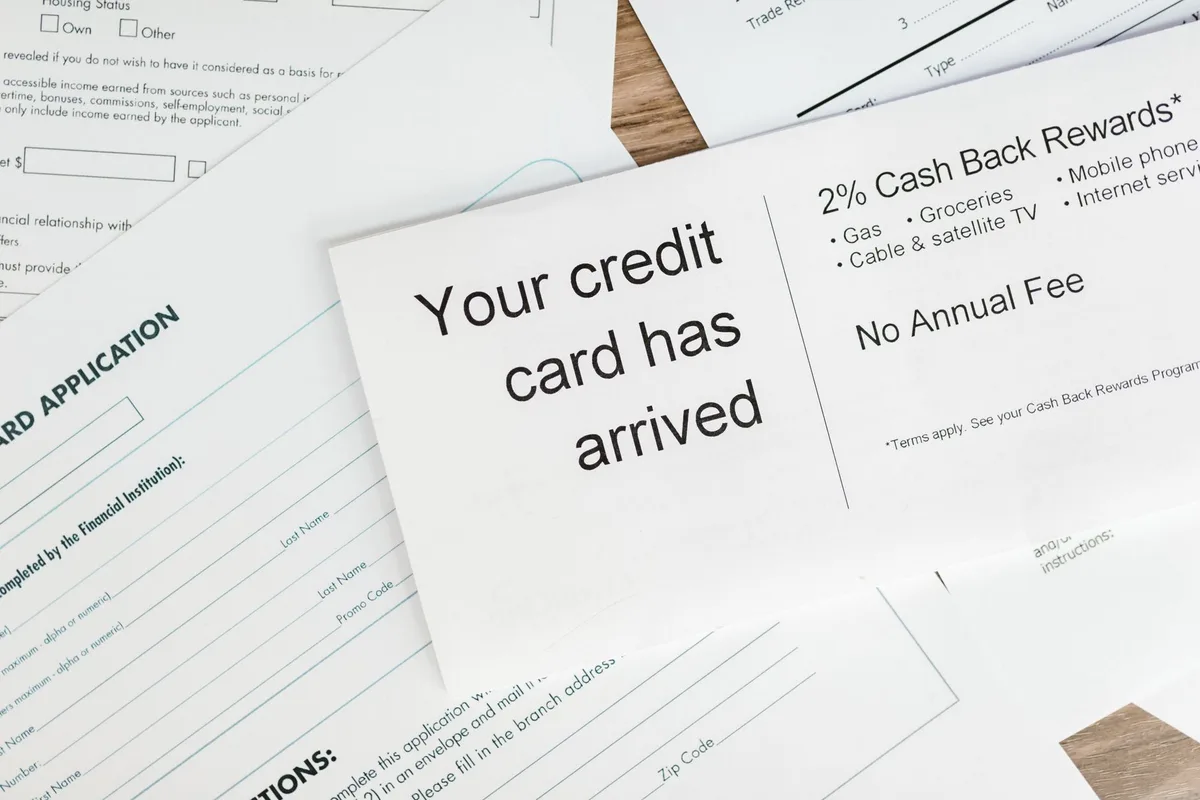 Carte bancaire haut de gamme avec symboles d'assurance et avantages voyages