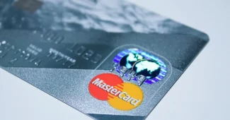 Deux cartes bancaires métalliques côte à côte sur un bureau, représentant les deux offres Nickel Chrome et Metal