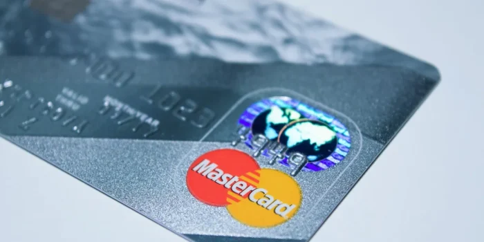 Deux cartes bancaires métalliques côte à côte sur un bureau, représentant les deux offres Nickel Chrome et Metal