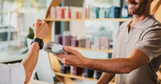 Espace de travail professionnel avec équipements de beauté et interface de paiement numérique