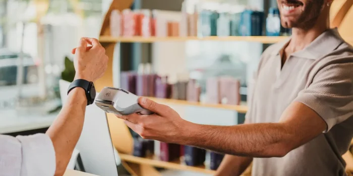 Espace de travail professionnel avec équipements de beauté et interface de paiement numérique
