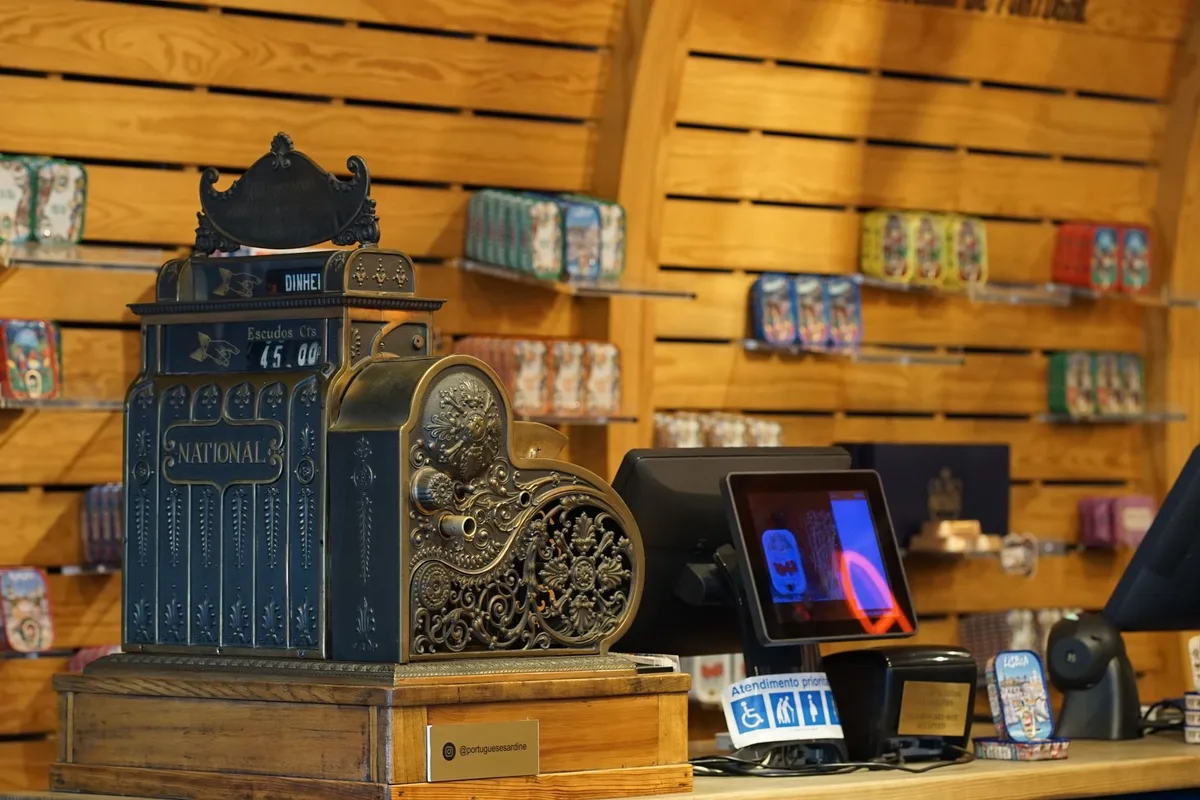 Comptoir de boutique photo avec caisse et produits en exposition