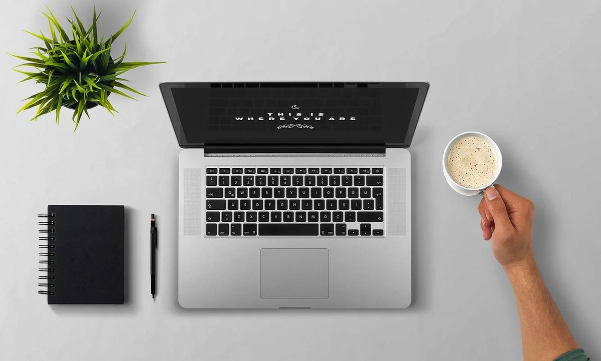 Comparaison des offres de plusieurs banques en ligne sur un écran d'ordinateur
