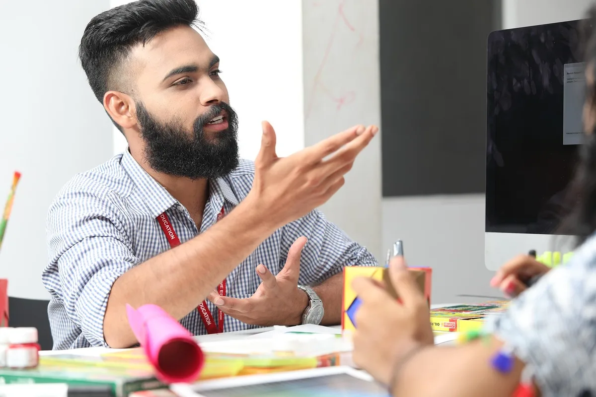 Salarié en discussion avec son manager pour demander une absence