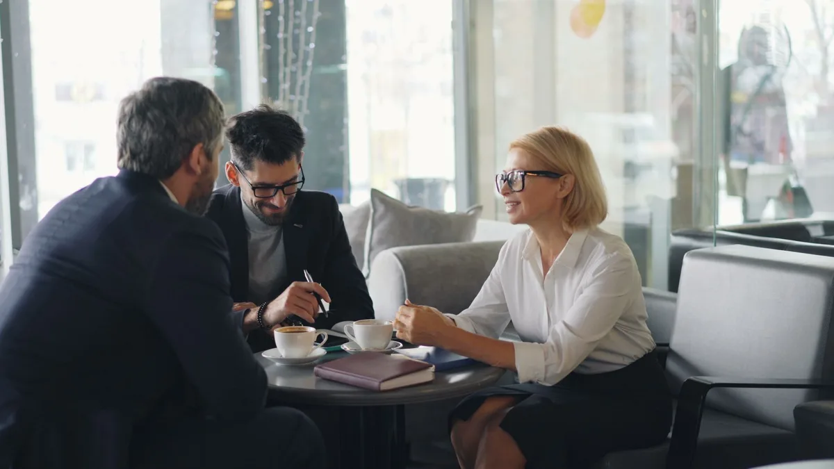 Consultation avec un expert-comptable pour planifier une stratégie fiscale