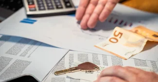 Documents de location et papiers administratifs sur un bureau avec une calculatrice