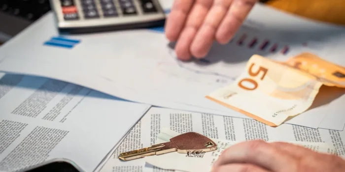 Documents de location et papiers administratifs sur un bureau avec une calculatrice