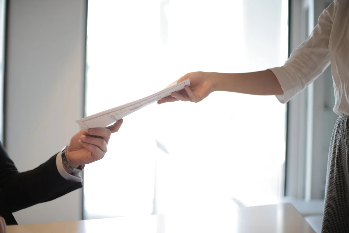 Dossier allocations chômage et documents administratifs sur un bureau