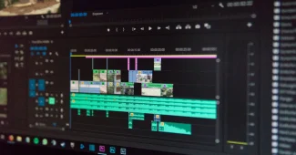 Interface d'un logiciel de montage vidéo professionnel avec panneaux de couleur et timeline