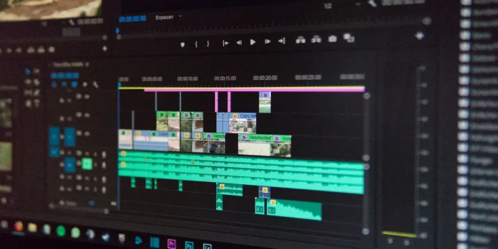 Interface d'un logiciel de montage vidéo professionnel avec panneaux de couleur et timeline