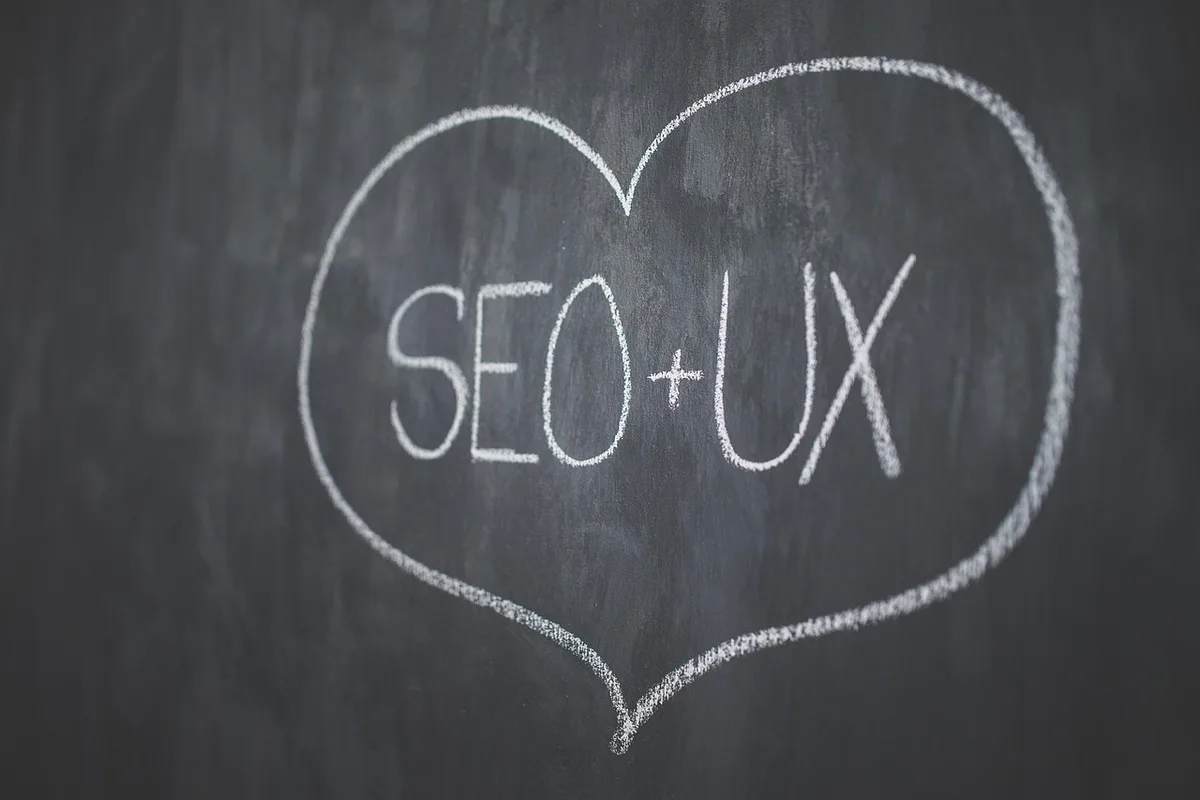 Designer UX analysant heatmap et test A/B sur écran