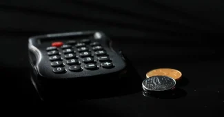 Documents comptables, calculatrice et stylo sur un bureau