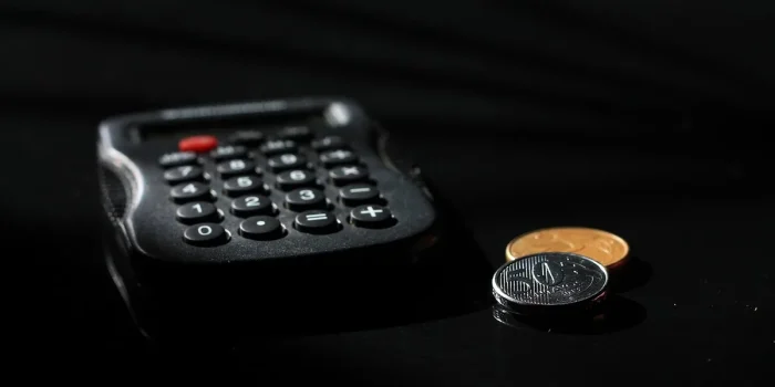 Documents comptables, calculatrice et stylo sur un bureau