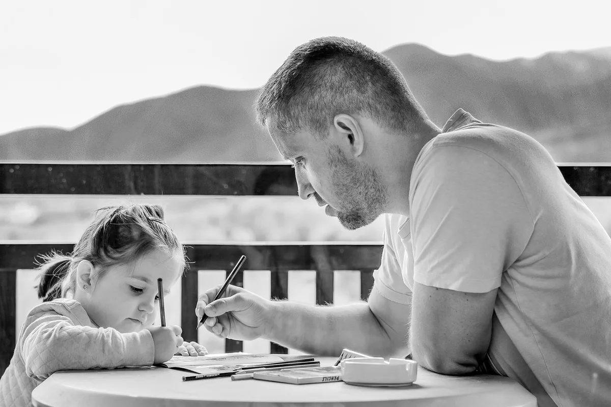 Parent et enfant discutant ensemble de finances et d'éducation budgétaire