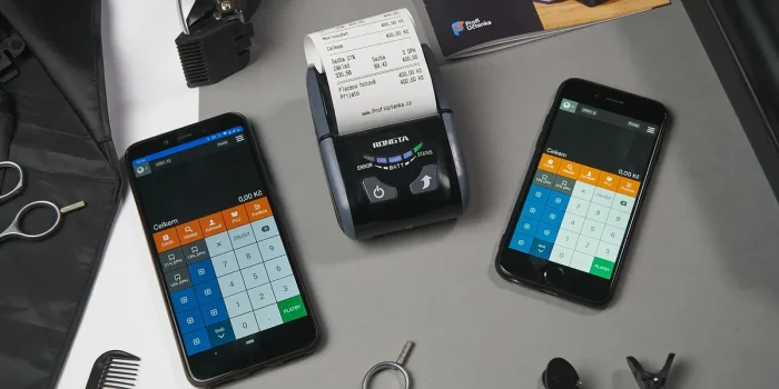 Mains d'un adolescent tenant une carte de paiement lors d'un achat en magasin
