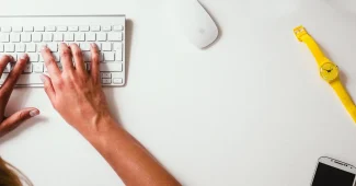 Écran de smartphone affichant un clavier avec bande de suggestions de texte