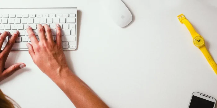 Écran de smartphone affichant un clavier avec bande de suggestions de texte