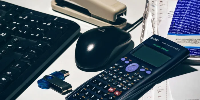 Documents comptables et bilans sur un bureau professionnel