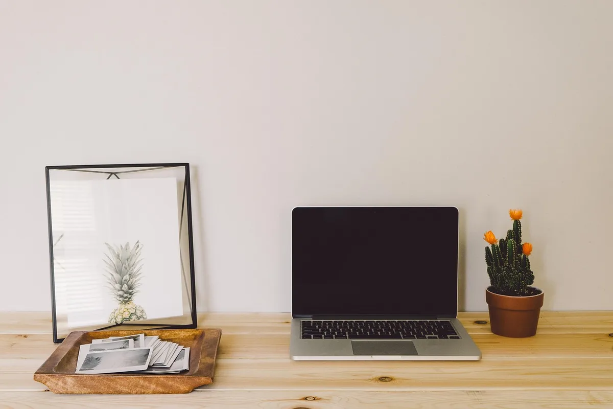 Personne travaillant seule à un bureau à domicile, outils de travail simples