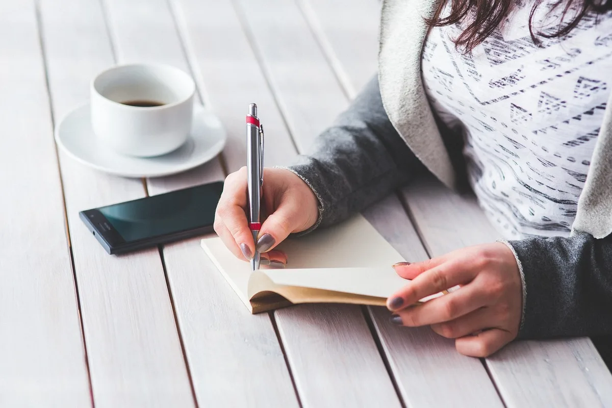 Bureau avec factures, registre des recettes et stylo pour la tenue administrative