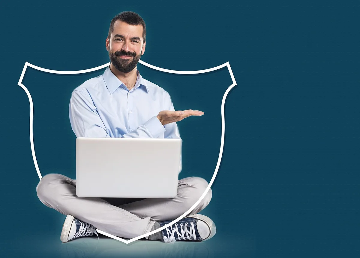 Personne comparant des offres bancaires sur un ordinateur portable