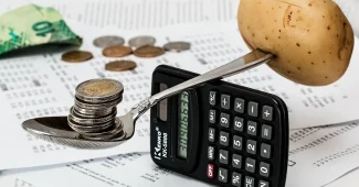 Cahier de budget garde d'enfant avec calculatrice sur un bureau