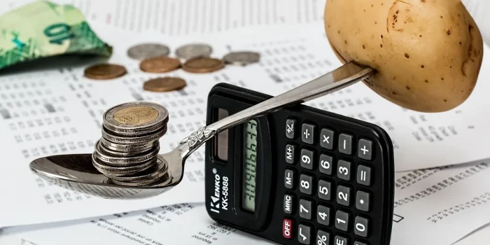 Cahier de budget garde d'enfant avec calculatrice sur un bureau