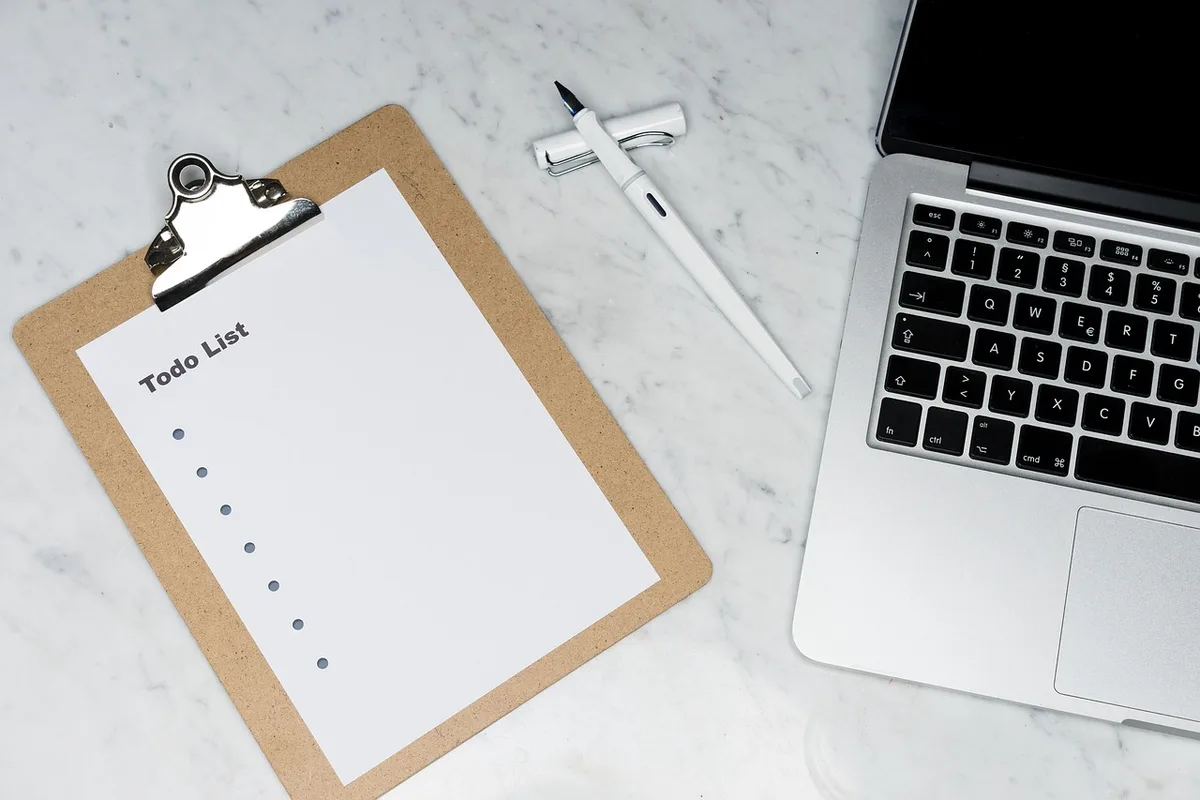 Audit interne des processus de facturation avec checklist sur un bureau