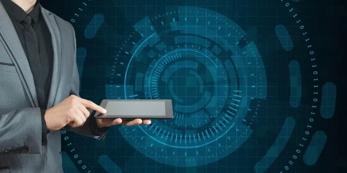 Mains tenant une tablette Android près d'une imprimante de bureau avec un téléphone à proximité
