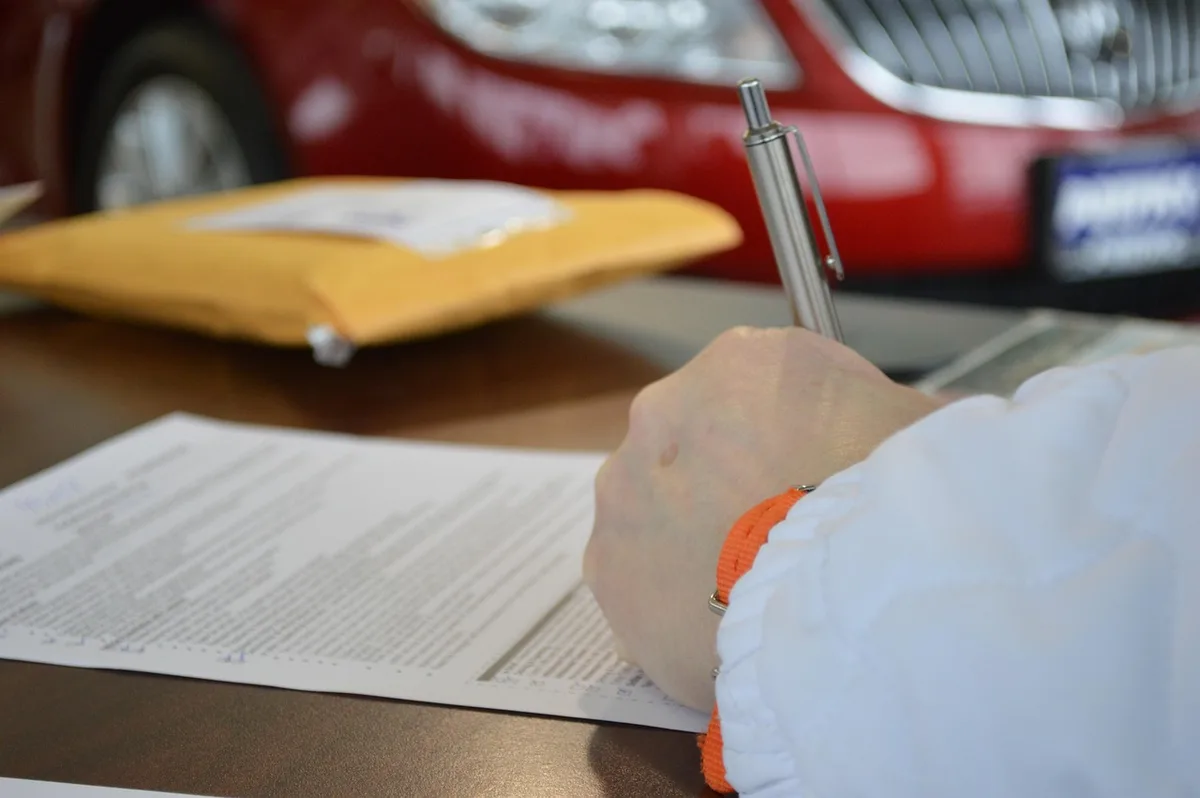 Gros plan d'un contrat signé avec un stylo posé dessus