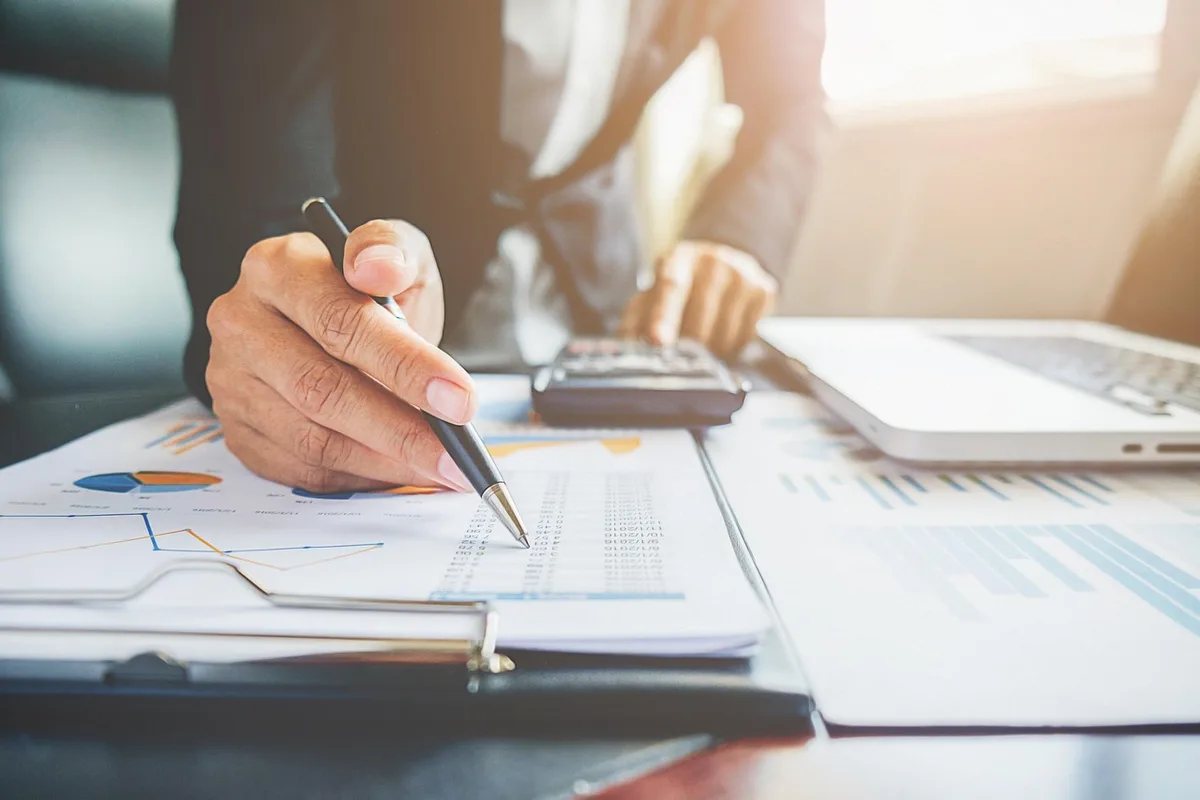 Feuille de calcul avec dépenses mensuelles et montants budgétaires