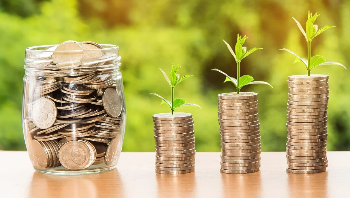 Documents d'investissement et enveloppes financières (assurance-vie, PEA) sur une table