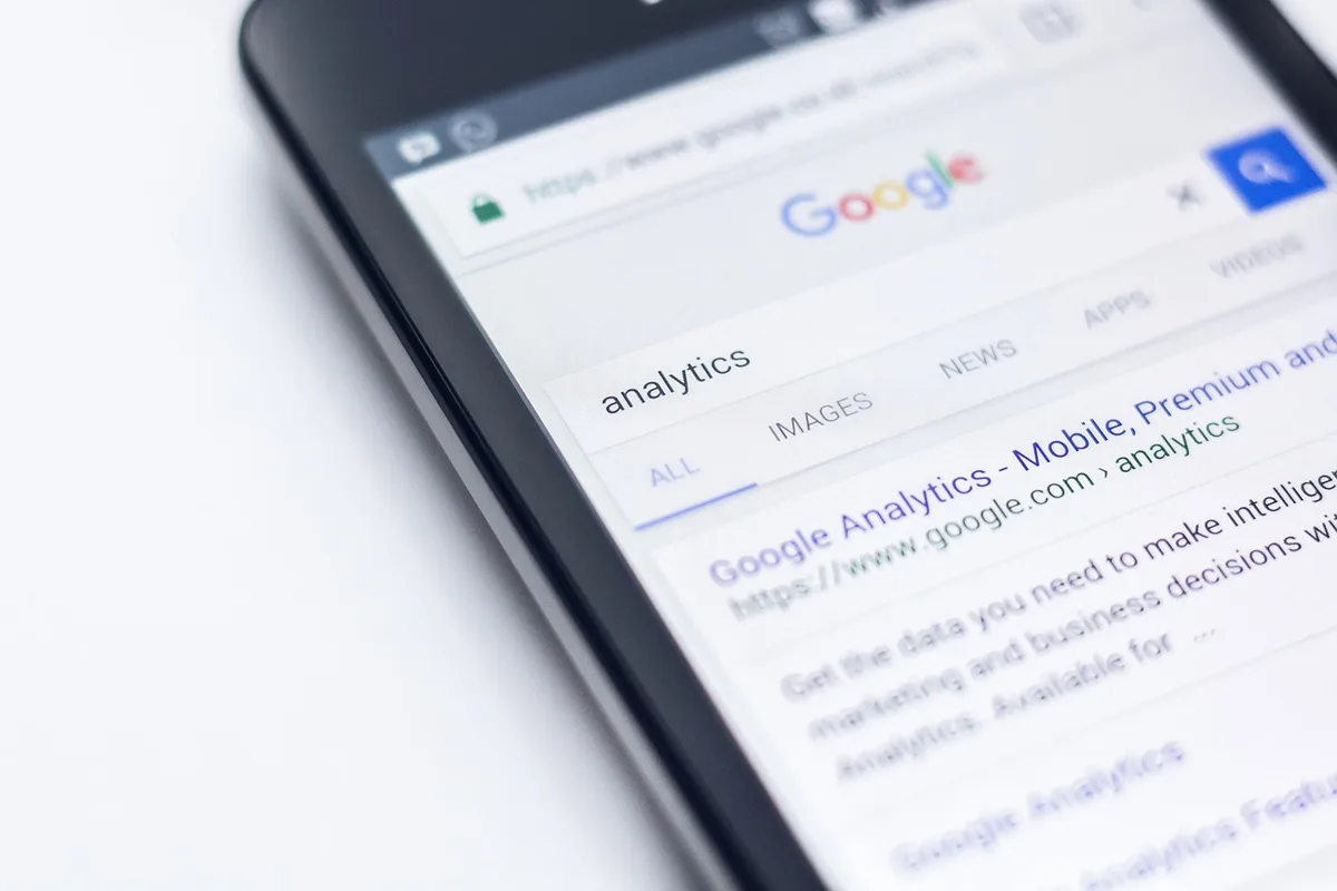 Interface de site web rapide et épurée sur écran mobile affichant une navigation claire