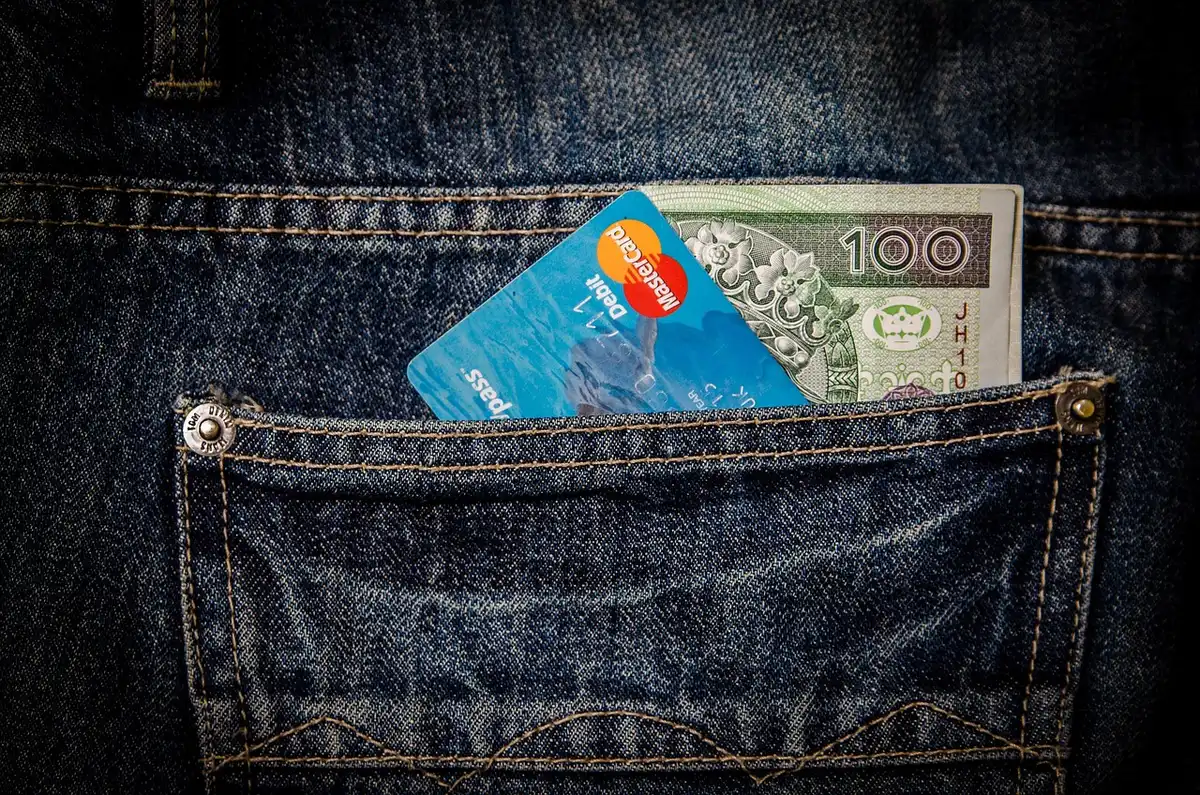 Formulaire de paiement sécurisé avec icônes de certifications et champs de saisie essentiels