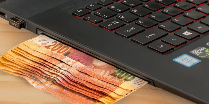 Mains d'un acheteur sur un clavier d'ordinateur portable lors d'une transaction en ligne