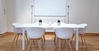 Silhouette d'un couple examinant des papiers sur une table, ambiance tendue