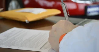 Documents de pension et retraite avec calculatrice sur un bureau